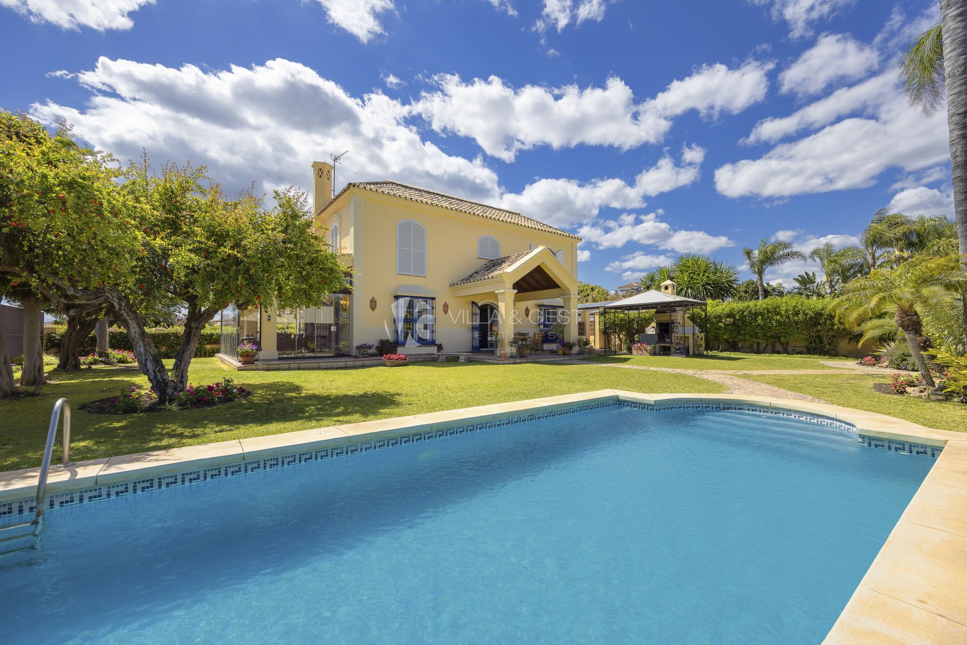 A Tranquil Oasis: Impeccable Andalusian Villa in Linda Vista Playa, San Pedro de Alcantara-Marbella