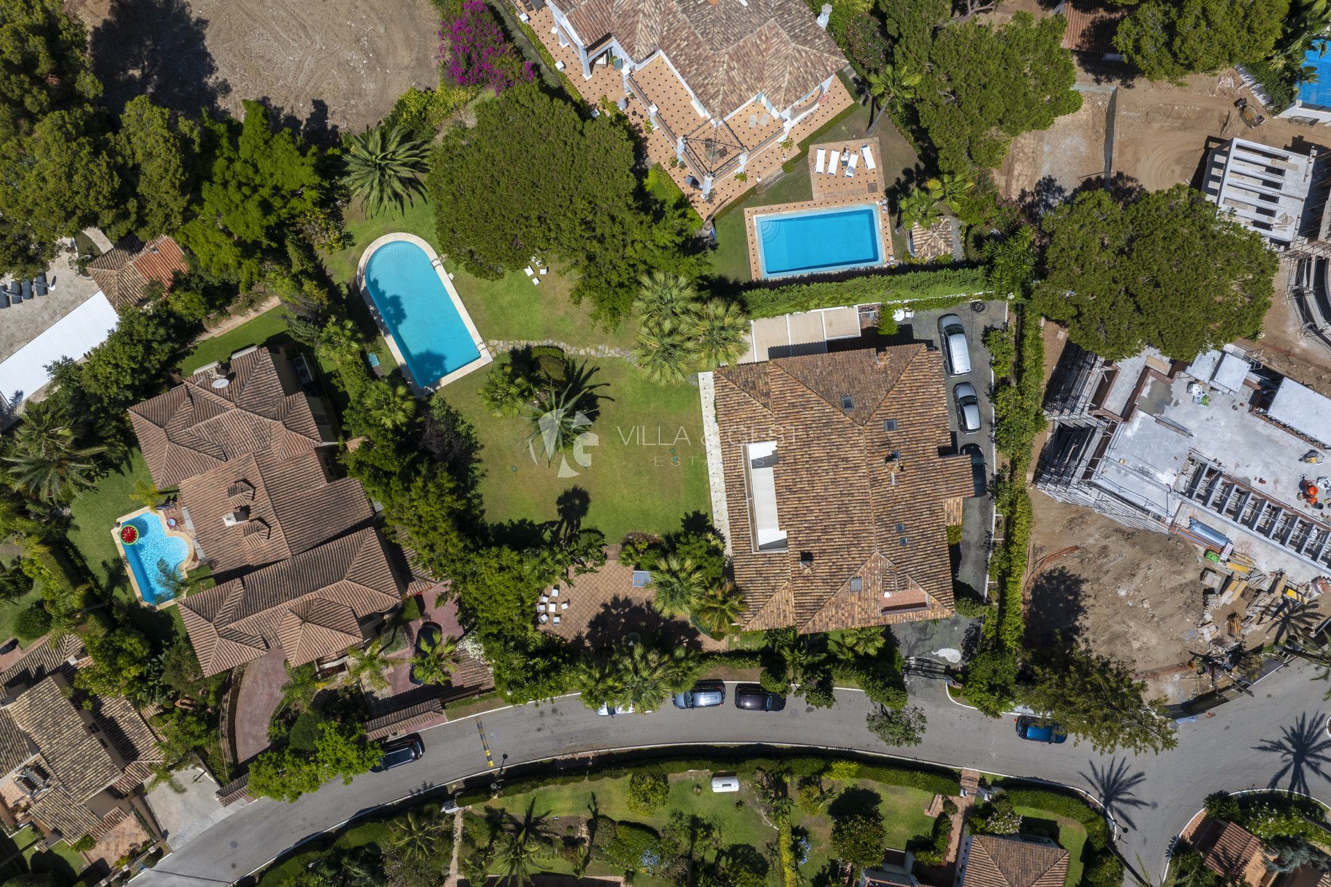 Primera Vez en el Mercado: Imponente Villa Tradicional en Los Monteros a Pasos de la Playa