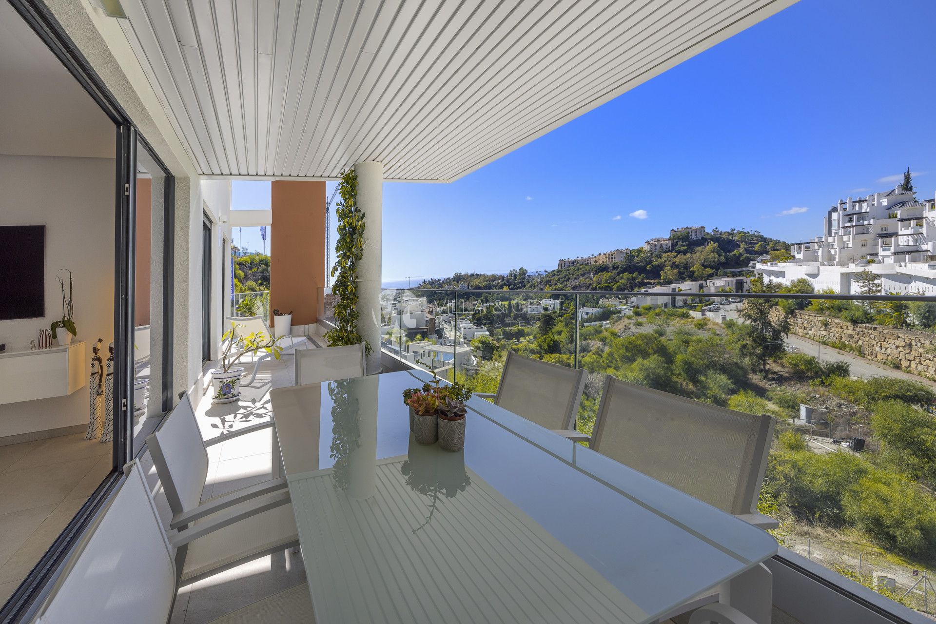 Corner Contemporary Large Apartment with Open Sea Views in Benahavis