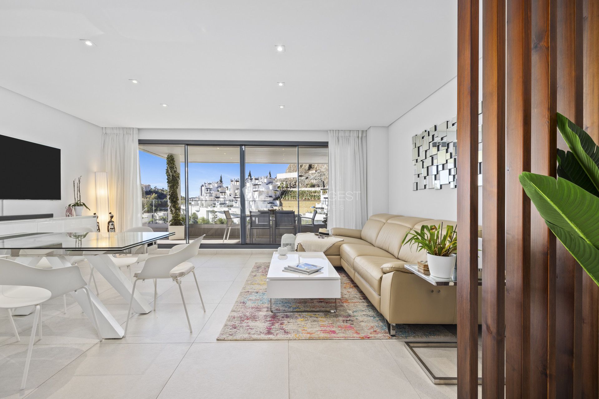 Corner Contemporary Large Apartment with Open Sea Views in Benahavis