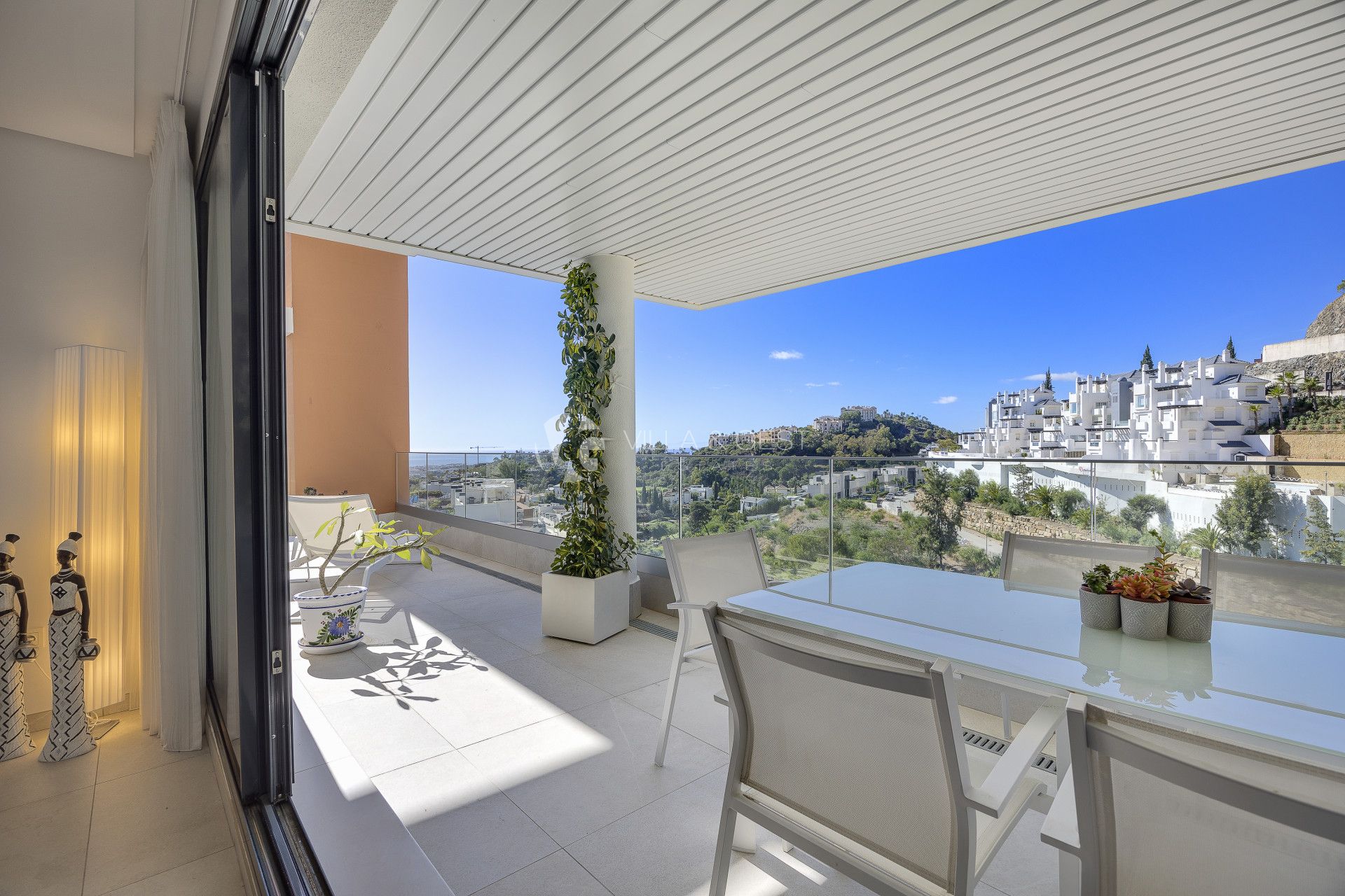 Corner Contemporary Large Apartment with Open Sea Views in Benahavis