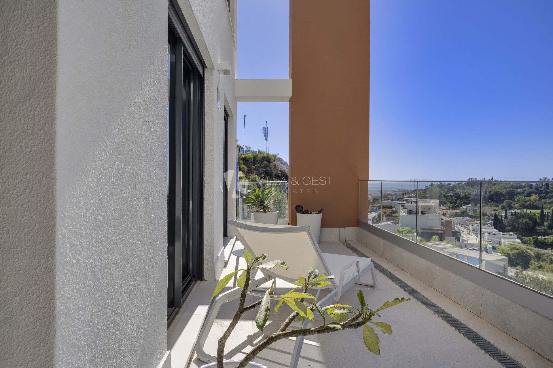 Corner Contemporary Large Apartment with Open Sea Views in Benahavis