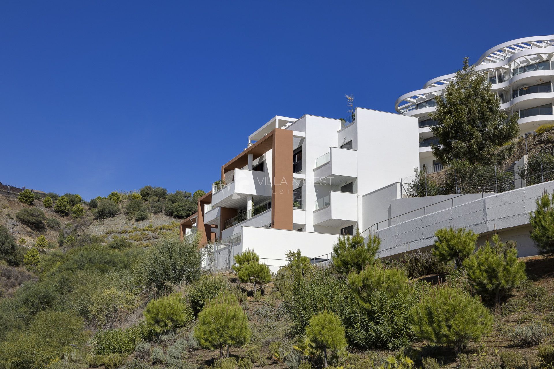 Corner Contemporary Large Apartment with Open Sea Views in Benahavis