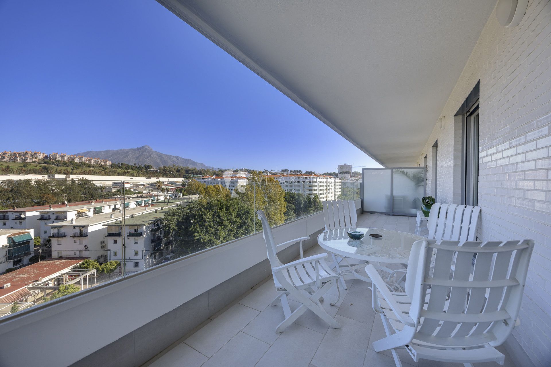 Spacious Contemporary Apartment Ready to Move-in Nueva Andalucia