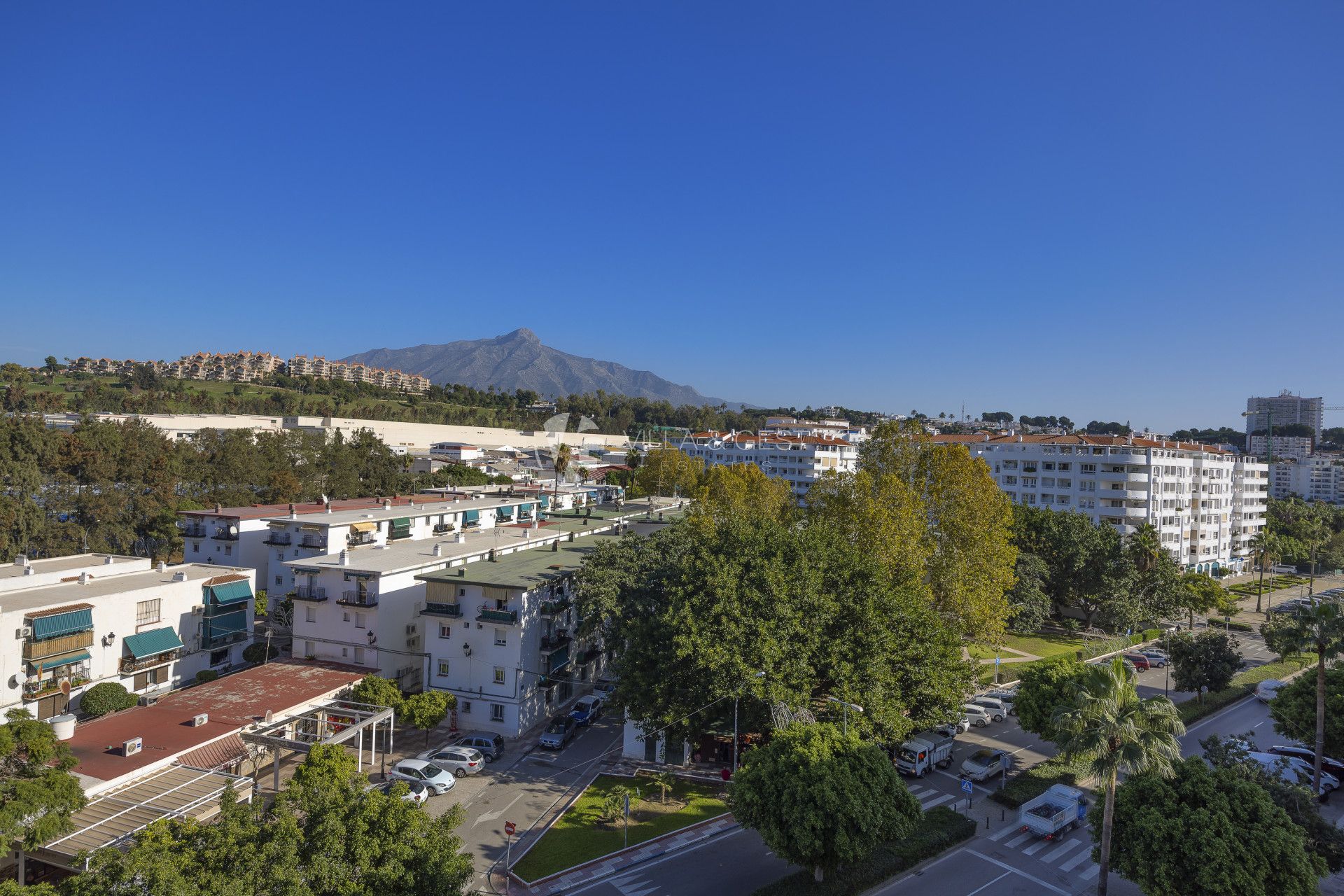 Spacious Contemporary Apartment Ready to Move-in Nueva Andalucia