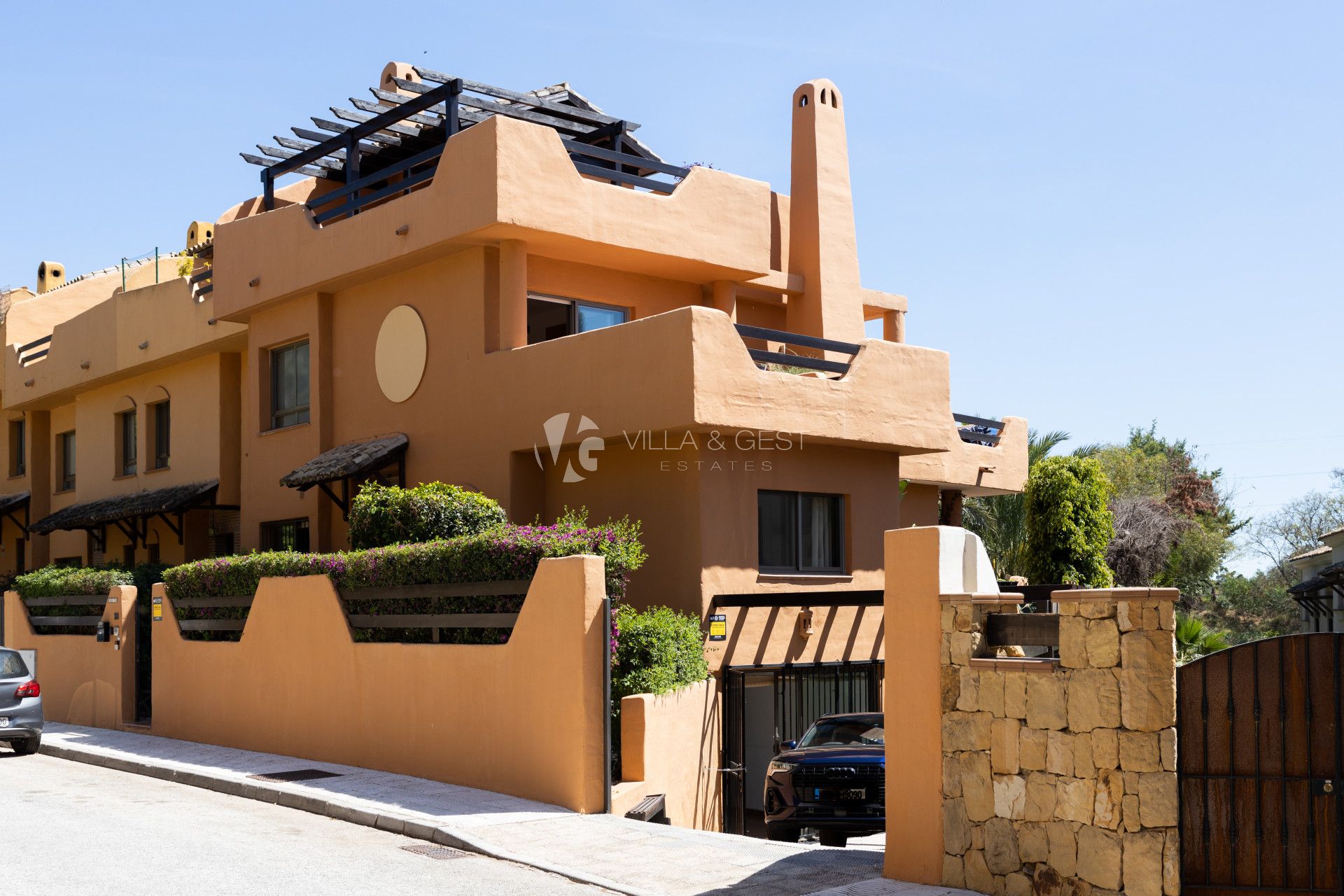 ESPACIOSA CASA ADOSADA EN ESQUINA EN LA MILLA DE ORO DE MARBELLA, IDEAL PARA FAMILIAS CON NIÑOS