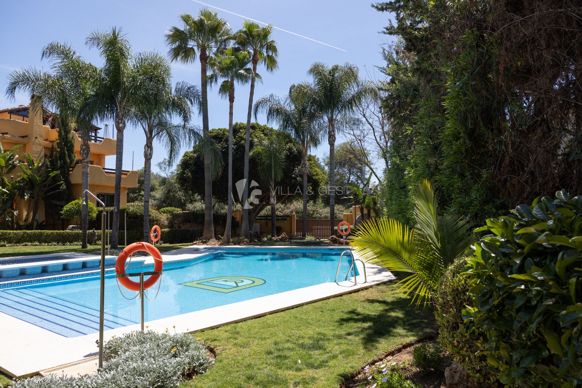 ESPACIOSA CASA ADOSADA EN ESQUINA EN LA MILLA DE ORO DE MARBELLA, IDEAL PARA FAMILIAS CON NIÑOS